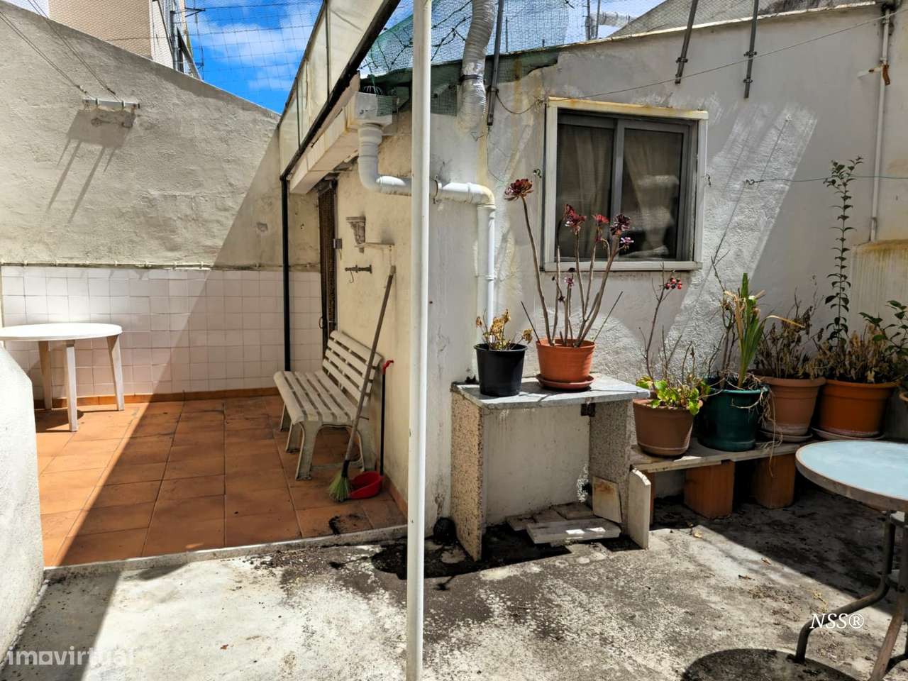 Apartamento T2 com quintal e anexo na Amadora-15