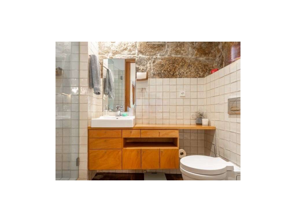 Prédio totalmente renovado em Miragaia com vistas rio-25