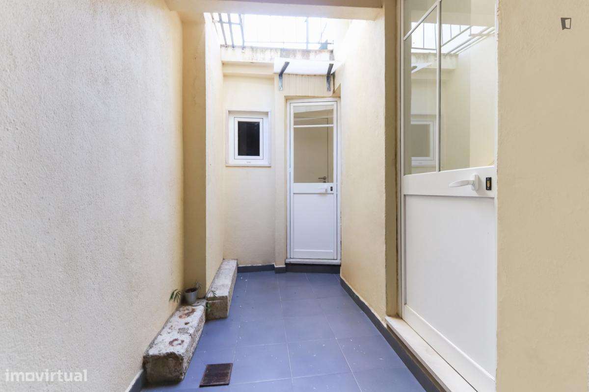 Quarto - localizado em Penha Lisbon - Grande imagem: 3/7