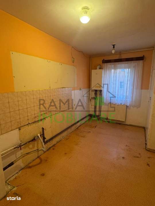 Apartament 3 camere decomandat, zona Tractorul - Imagine principală: 1/12