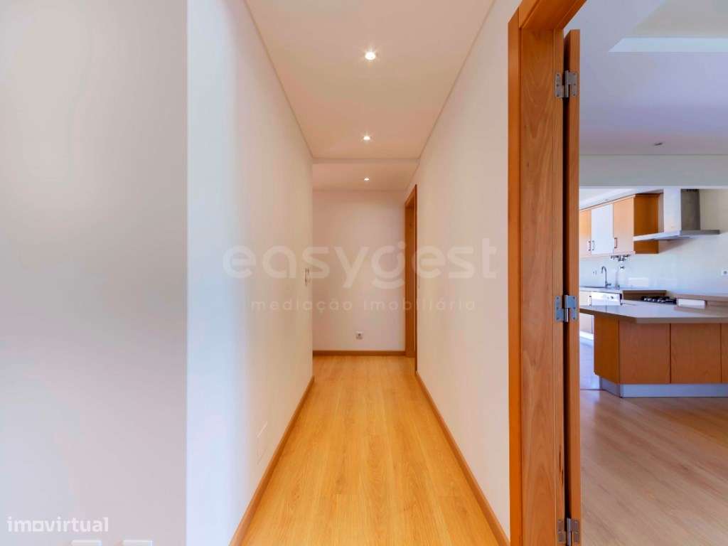 T2 Colinas do Cruzeiro com garagem para mais de 20 carros e terraço...-7