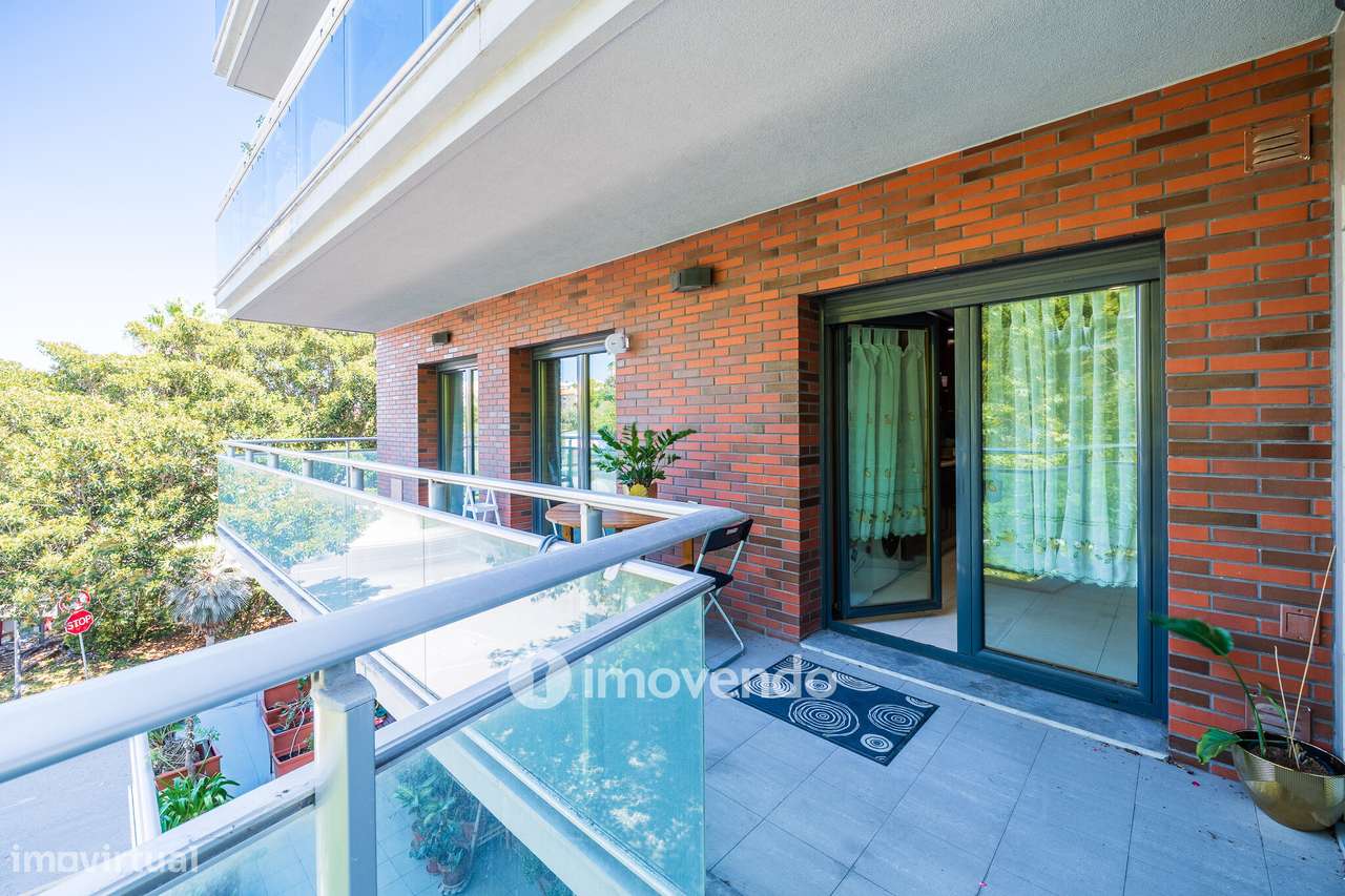 Apartamento T2 moderno, com garagem e varanda enorme, na Malvarosa-7