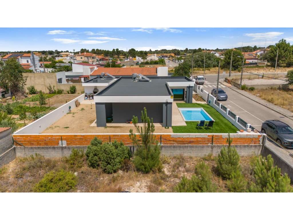 Moradia T3 Isolada com Piscina-45