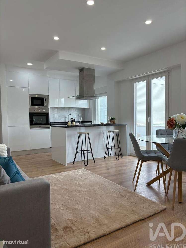Apartamento T3 Em Benfica De 93 00 M2