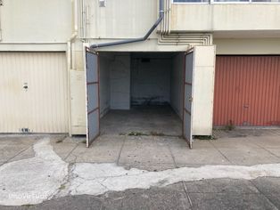 Garagem fechada na zona central de São João da Madeira