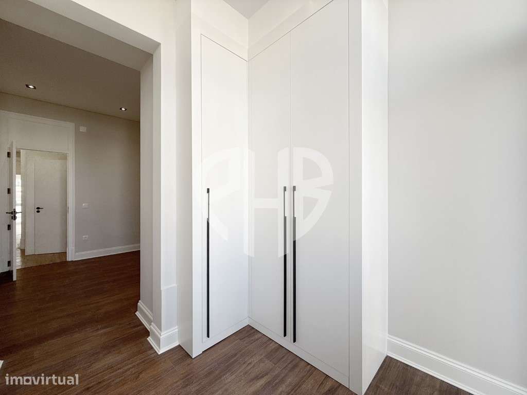 Apartamento T3 // Totalmente Renovado - Av. Almirante Reis-23