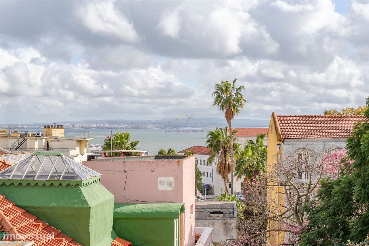 Elegância na Lapa: T2+2 com Alma e Vista Desafogada-5