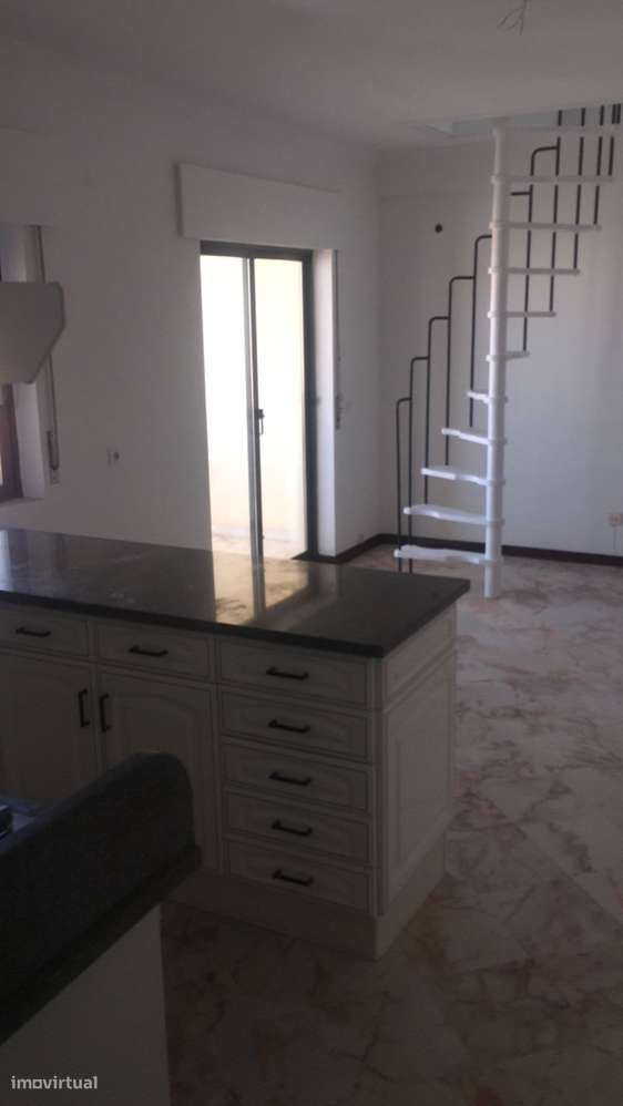 T1 + 1 renovado com grande varanda - Grande imagem: 3/18