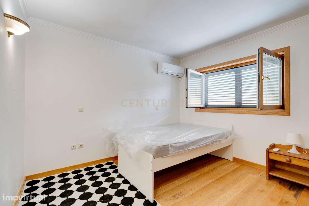 Encantadora Moradia de 4 Frentes-38