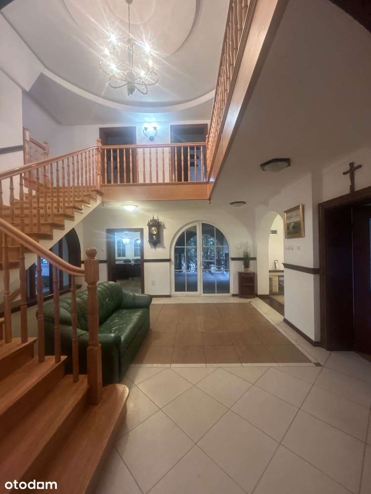 Przestronny dom z pięknym ogrodem w klimacie mini zamku-10