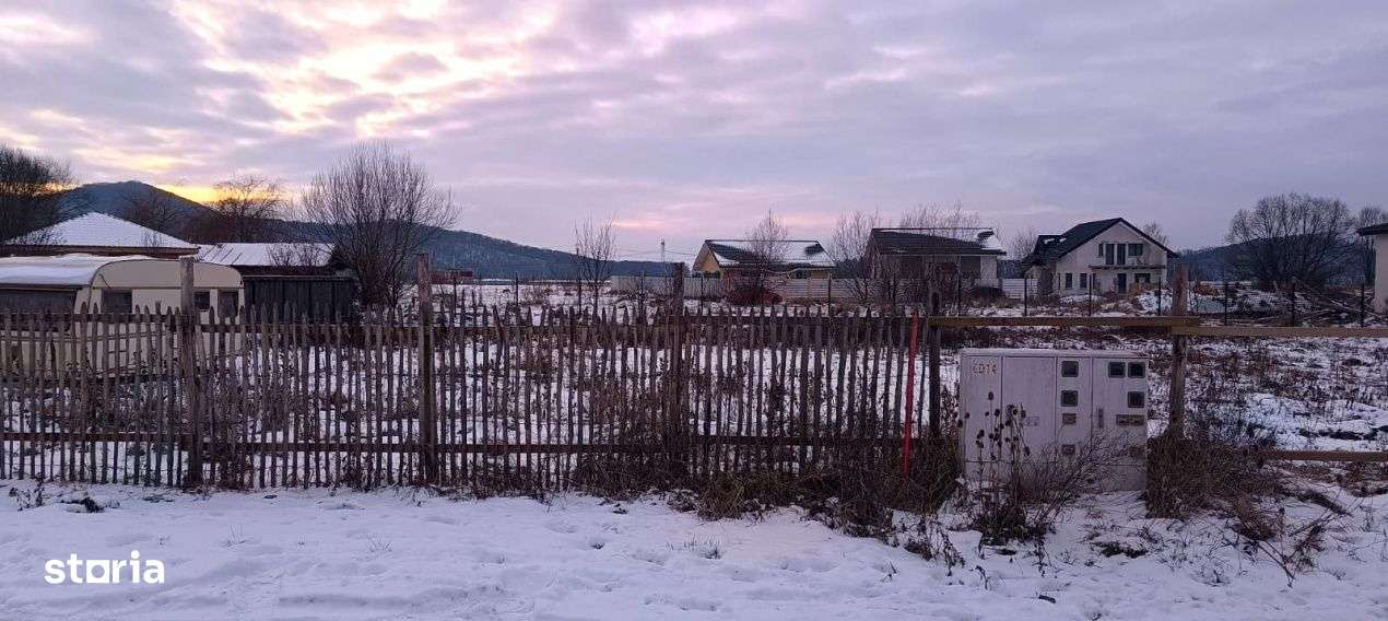 Lot de teren cu toate utilitatile intre case locuite - Imagine principală: 5/11