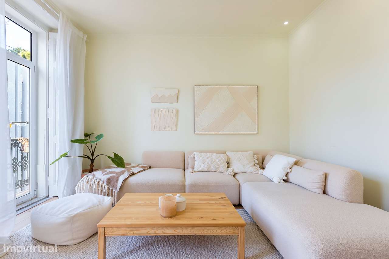 Apartamento T3 com vista desafogada entre Santa Catarina e Chiado-4