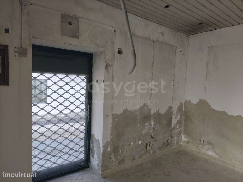 Loja comercial para Recuperar localizada no Centro da vila de Aljus... - Grande imagem: 4/12