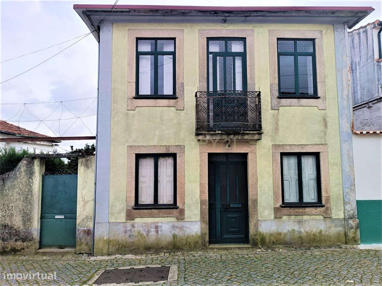 Moradia bifamiliar com cinco quartos, terreno e água para reconstrução - Grande imagem: 2/41