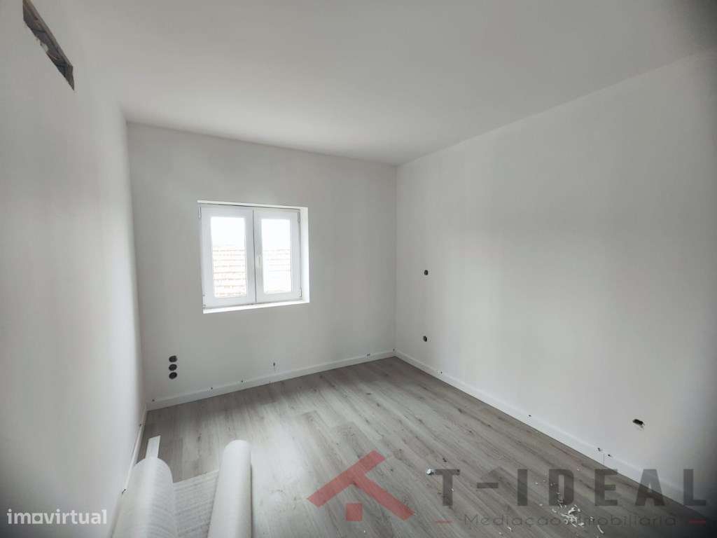 Moradia T3 Renovada com Espaço Exterior-7