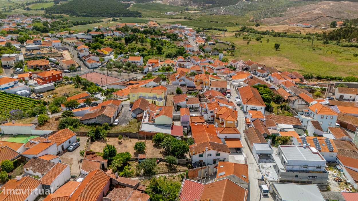 Moradia Térrea T2+1 c/ Páteo a 8km do Centro de Torres Vedras-0