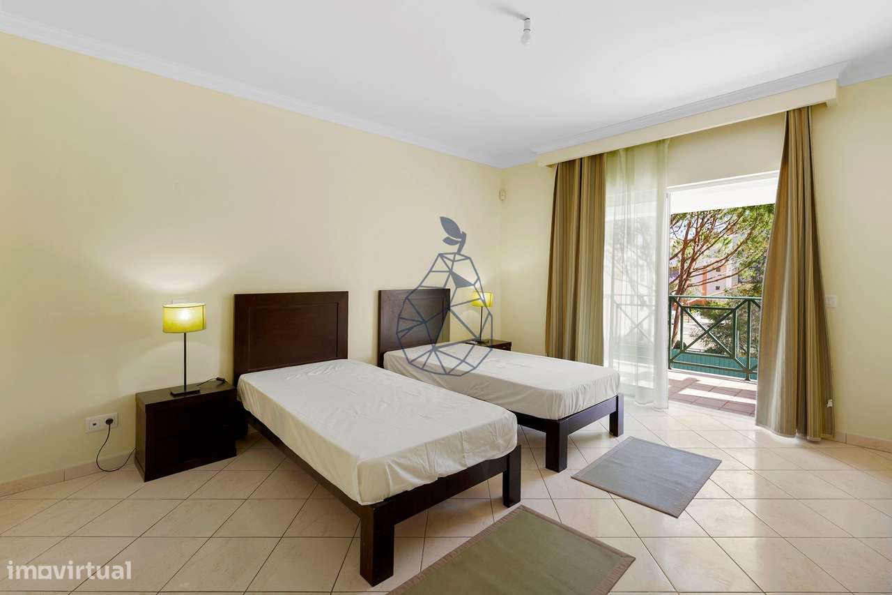 Moradia T5 com Piscina Privada, Jardim e 5 Suites em Montechoro, Albuf-40