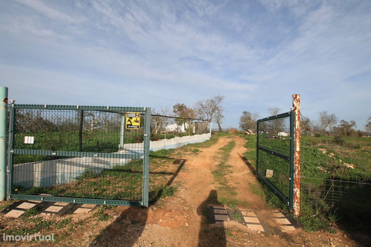 Quinta junto ao Amendoeiras Golfe com uma casa habitável e uma Ruina