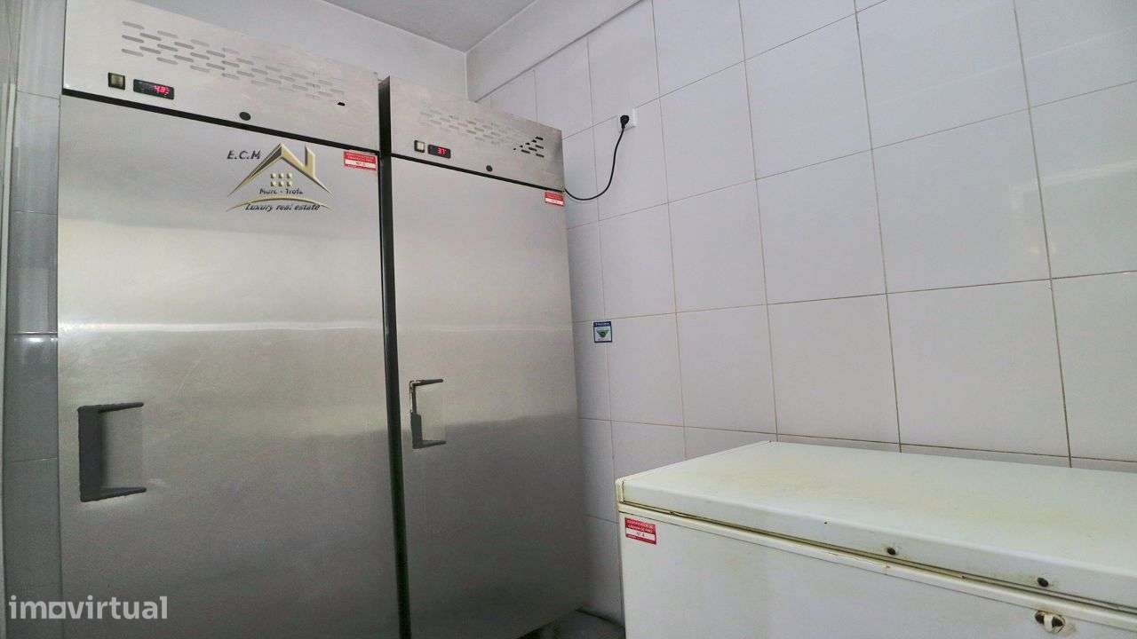 Restaurante "Castelo da Maia" Localizado em Zona Industrial,-47