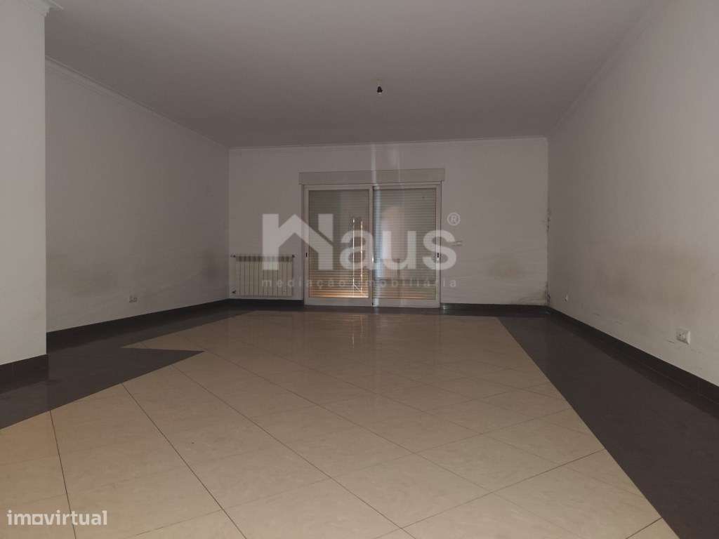 T3 com parqueamento e arrecadação - Grande imagem: 2/16