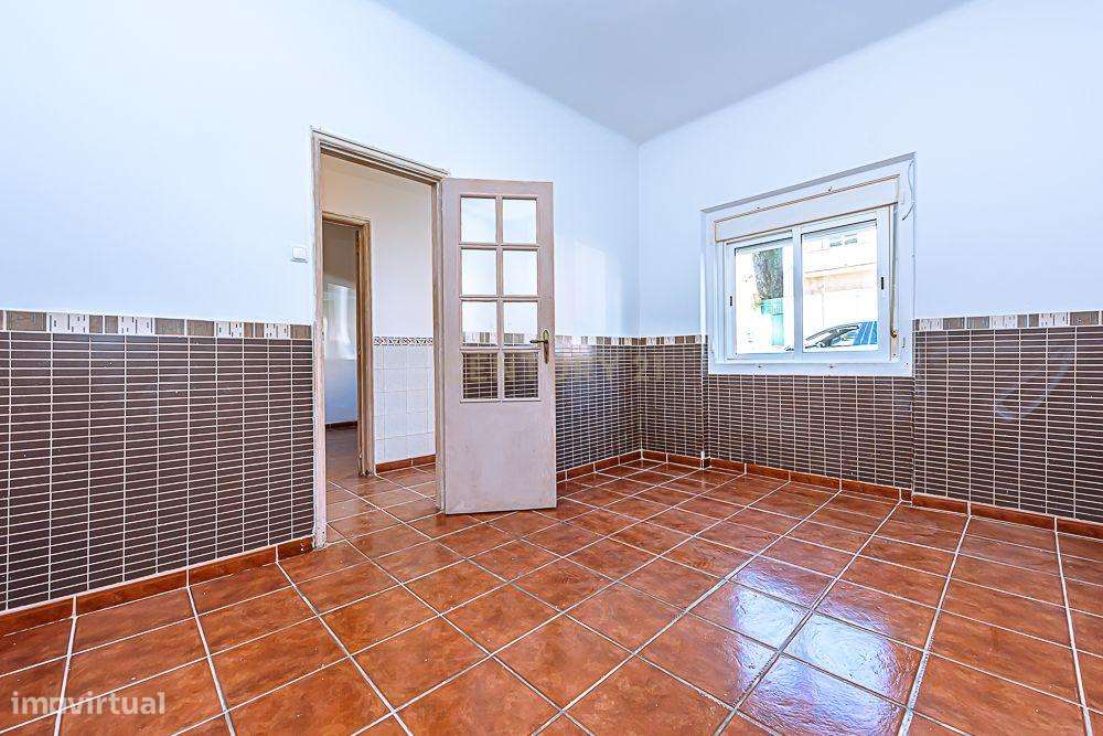 Moradia T2 bem localizada, para remodelar com logradouro, arrecadação - Grande imagem: 4/18