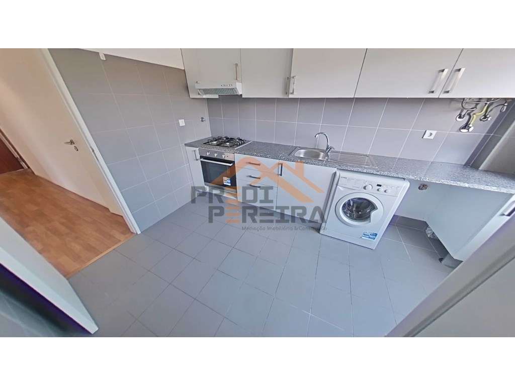 T3, remodelado ,com varanda, vista desafogada e excelente exposição... - Grande imagem: 3/34