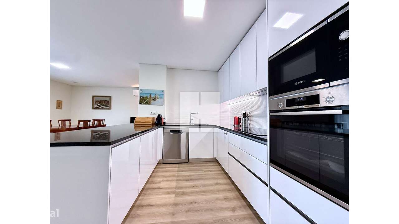 Espaçoso T4+1 Duplex c/ Vista Mar-17