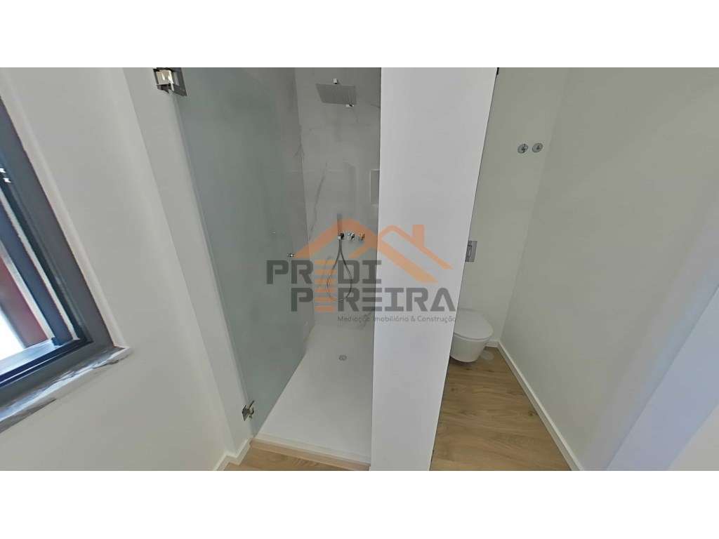 Moradia T4 em condomínio privado com piscina, no Fanqueiro em Loures-32