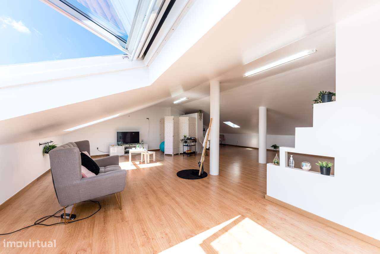 Moradia Isolada com 5 quartos| 2 Suite | Garagem e Sótão | 5m Metro-38