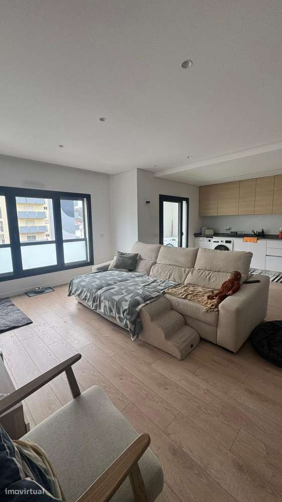 Apartamento T2 moderno com garagem e varanda - Grande imagem: 2/19