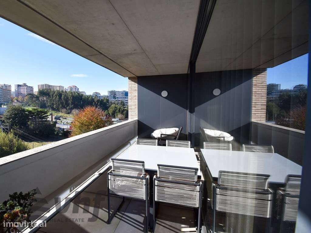 Oportunidade Única: T5 de Excelência no Condomínio Jardim das Camélias-25