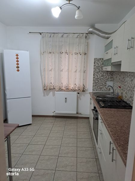 Închiriez apartament cu 2 camere