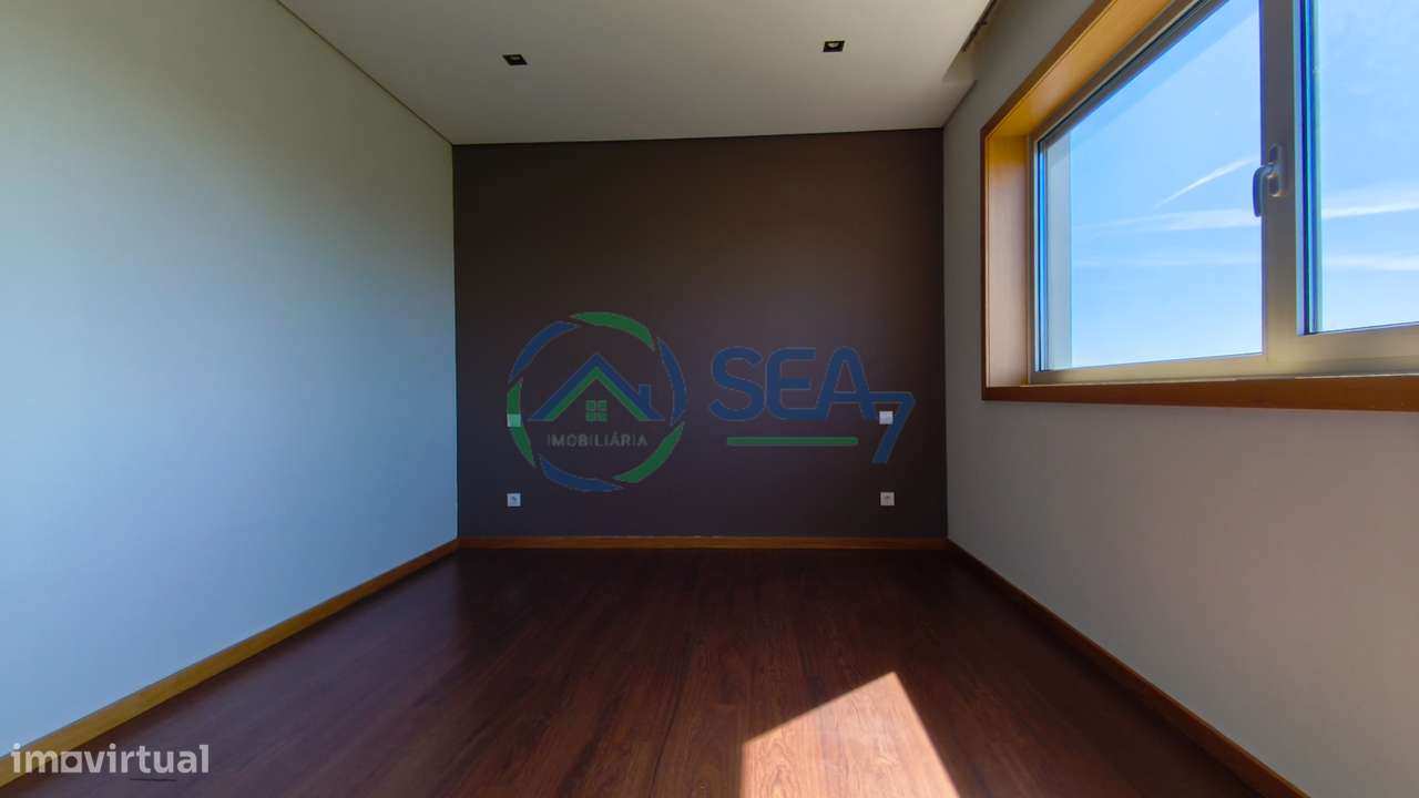 Moradia T6 com grande terreno, Meadela-35