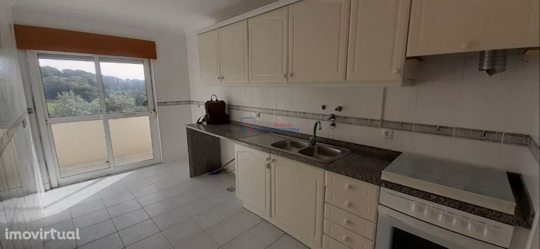 Apartamento T3 no Vale da Amoreira para remodelar a gosto