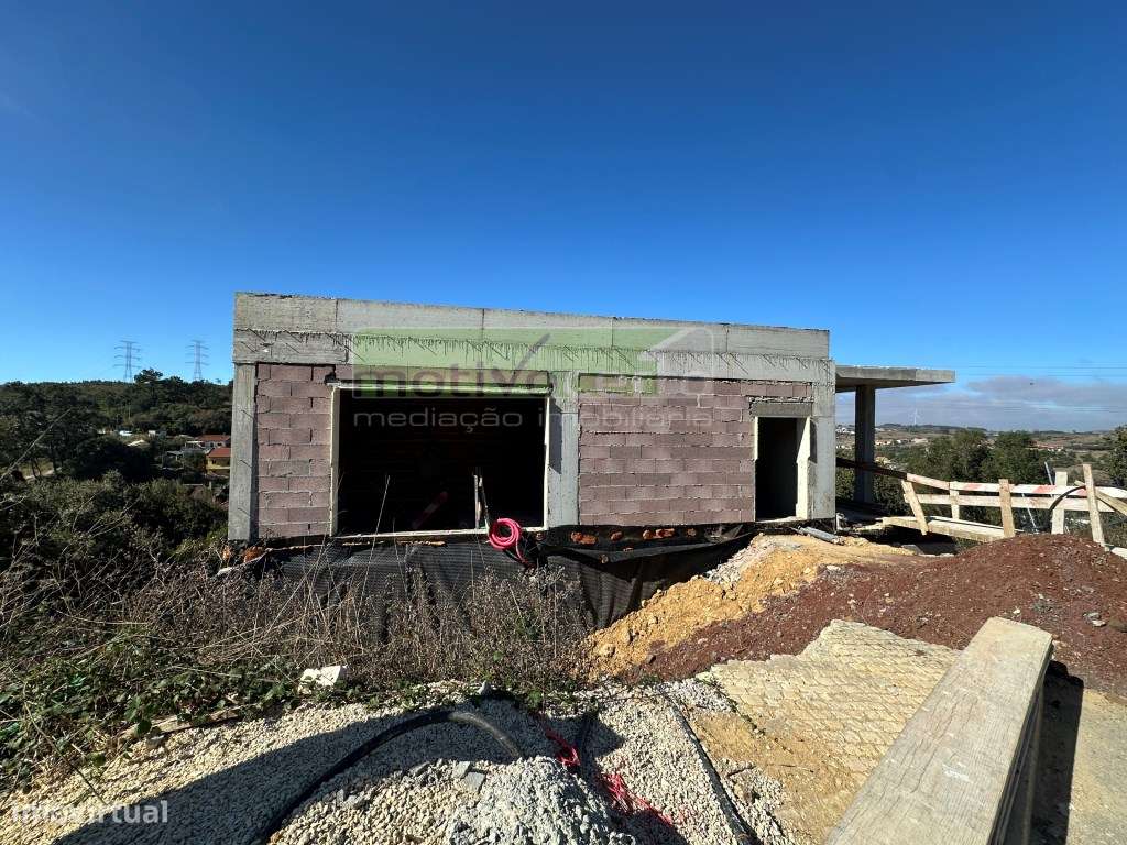 Moradia T4 Contemporânea com Piscina e Garagem - Almargem do Bispo-5