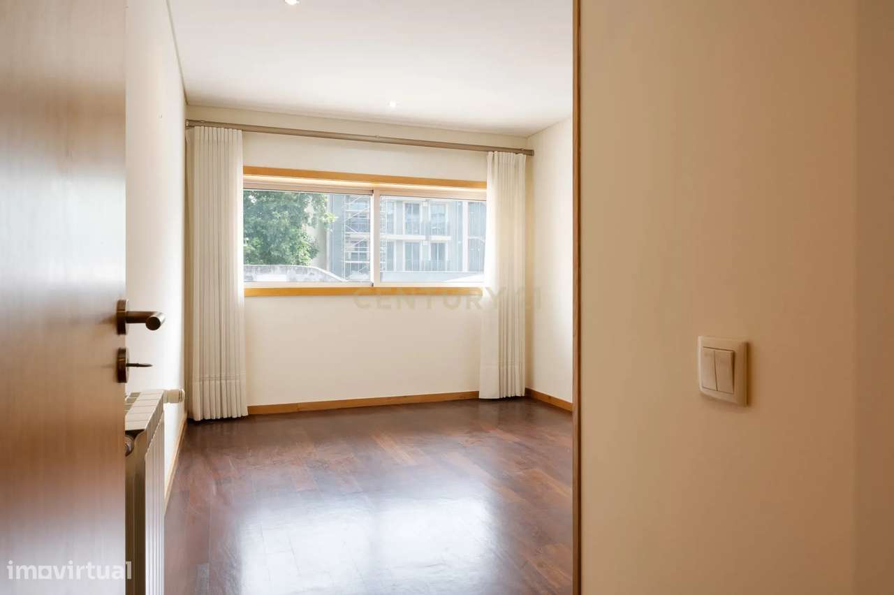 Apartamento T3 com varanda e estacionamento - Rua Duque de Terceira-19