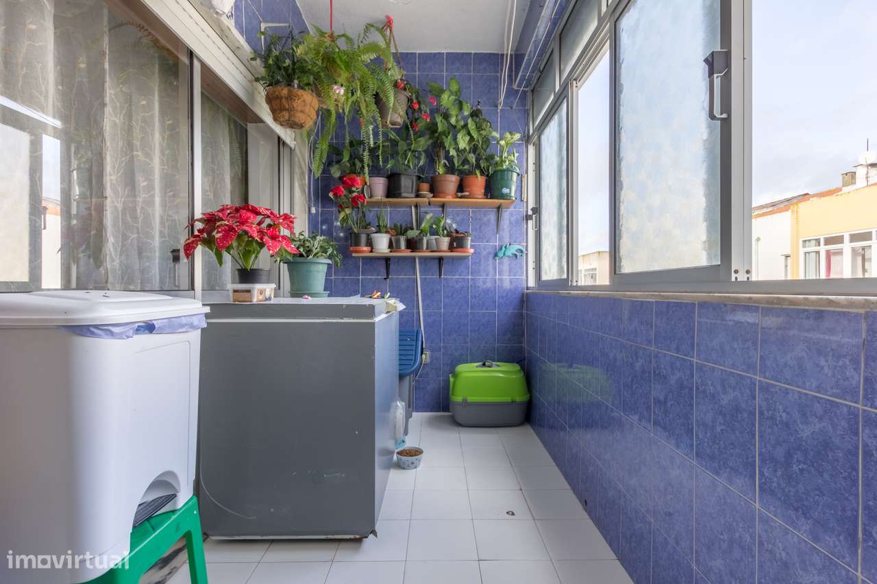 Apartamento T2 na Baixa Da Banheira na Rua do Mercado.-12