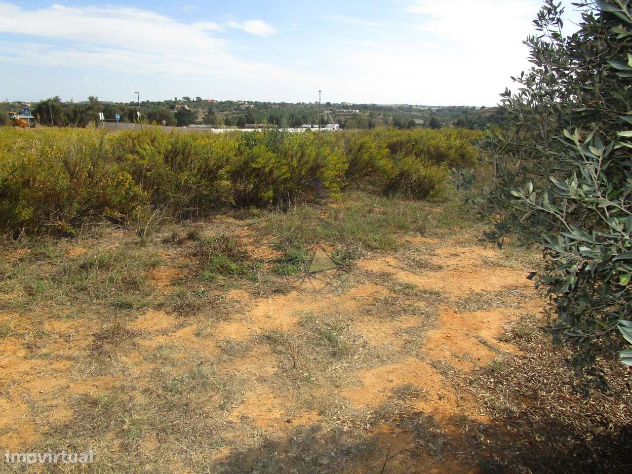 Lote para construção de uma vivenda com piscina e jardim privado, em C - Grande imagem: 5/9