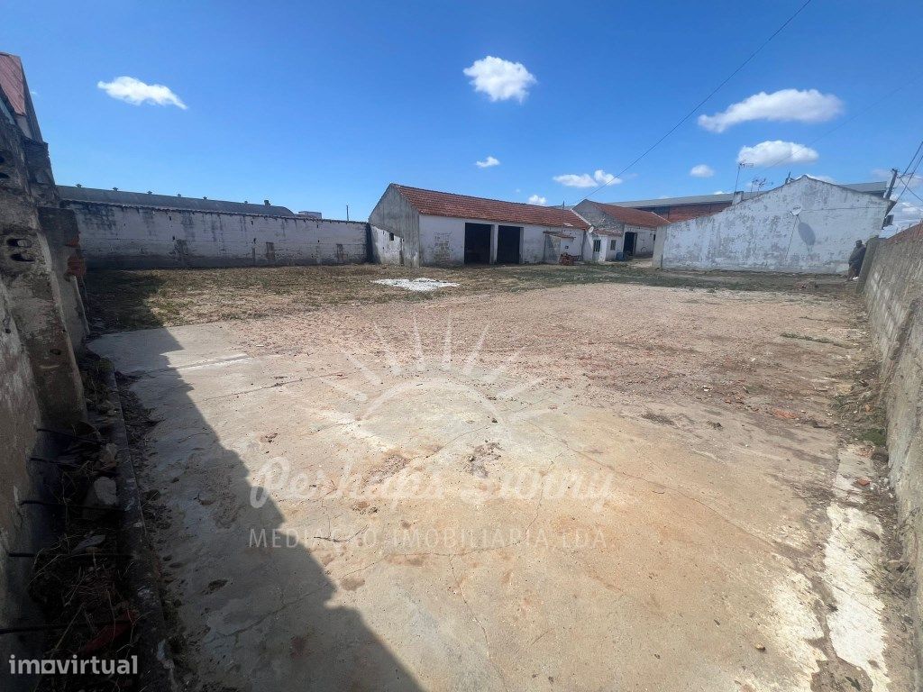 Terreno para Construção com 2 Armazéns - Grande imagem: 1/12