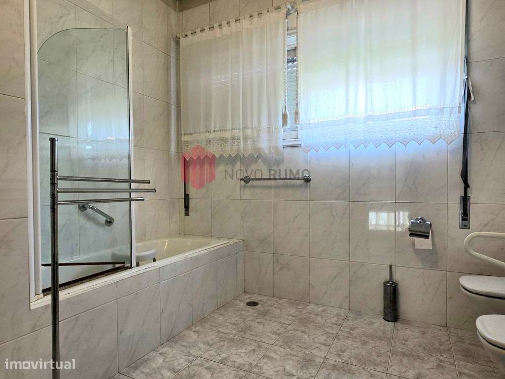 Moradia T6 de 4 frentes em Nogueira da Maia Excelente estado, áreas...-24