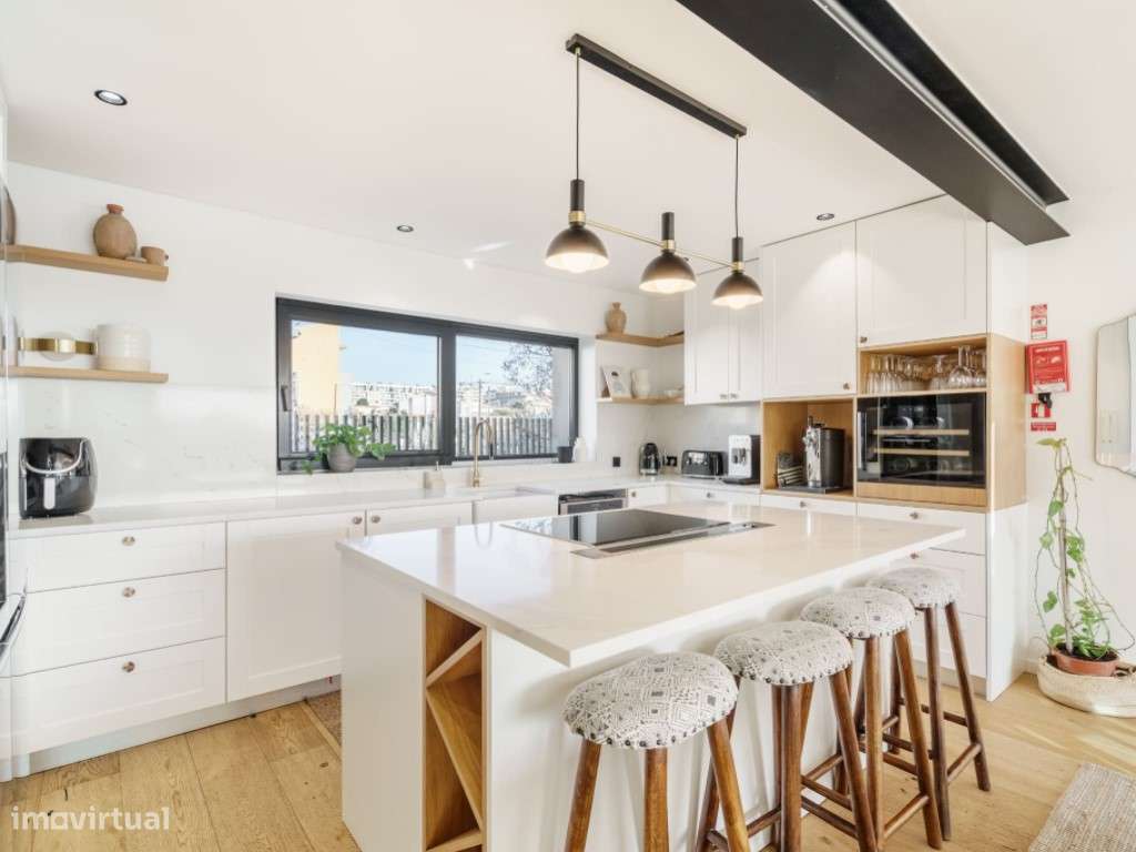 Moradia V3+1 totalmente renovada com vista mar-26