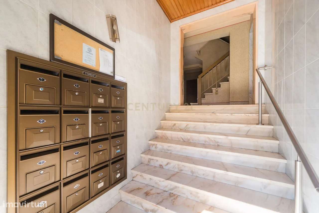 Apartamento T2 em bom estado, parcialmente remodelado-33