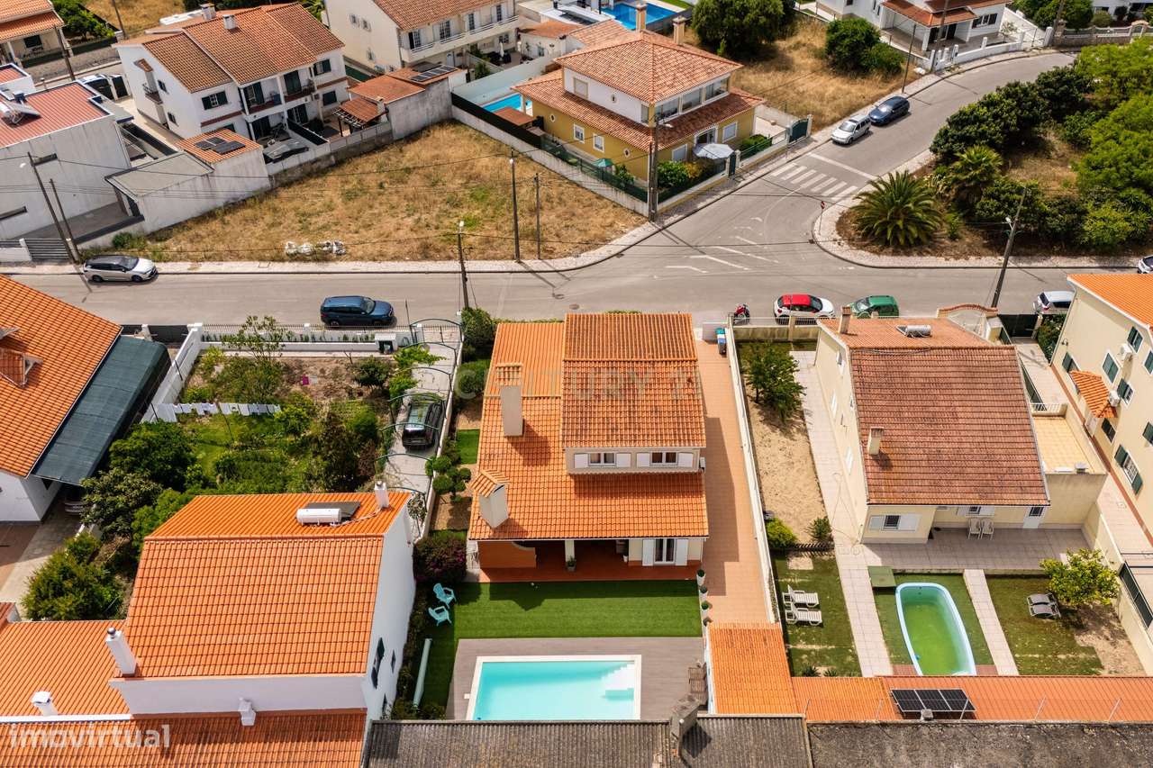 Moradia Isolada com Piscina em Localização Privilegiada-0