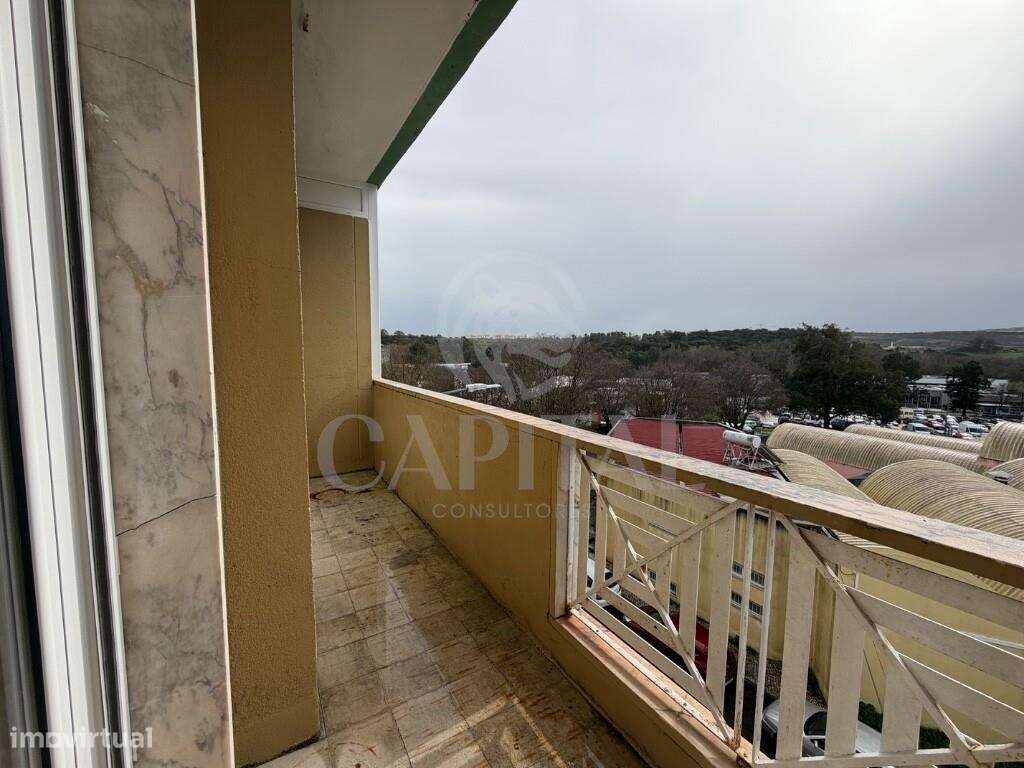 T4 com Varanda e Cozinha Equipada na Amadora - Grande imagem: 4/11