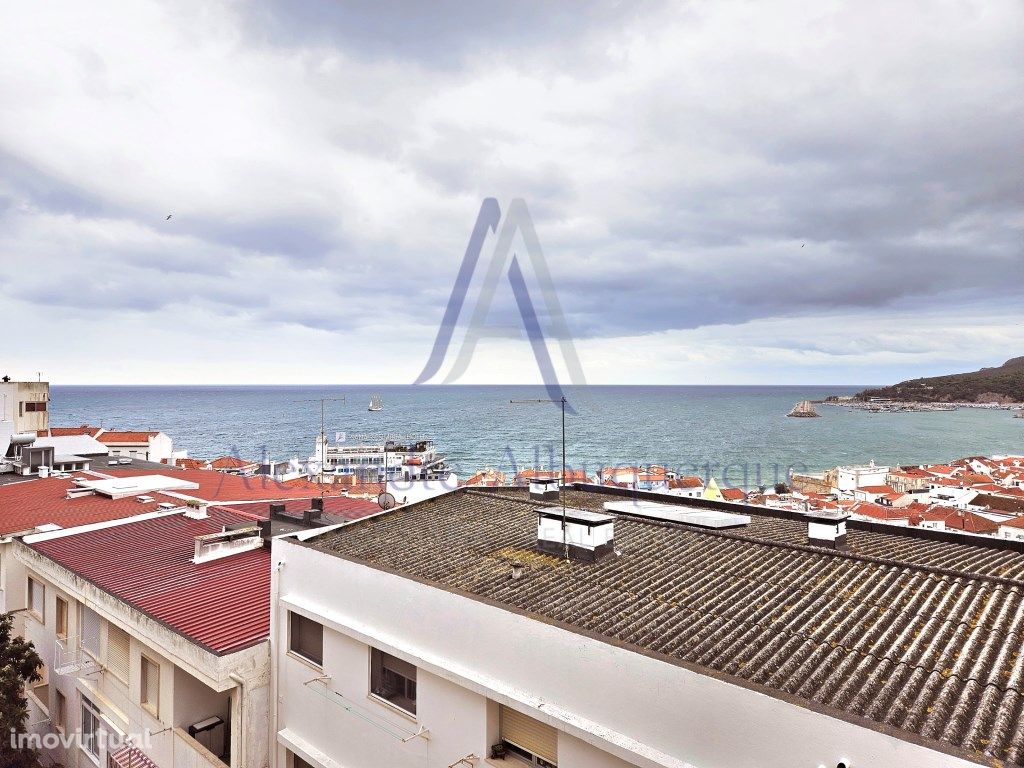 Lote de terreno urbano em Sesimbra com vista Mar.