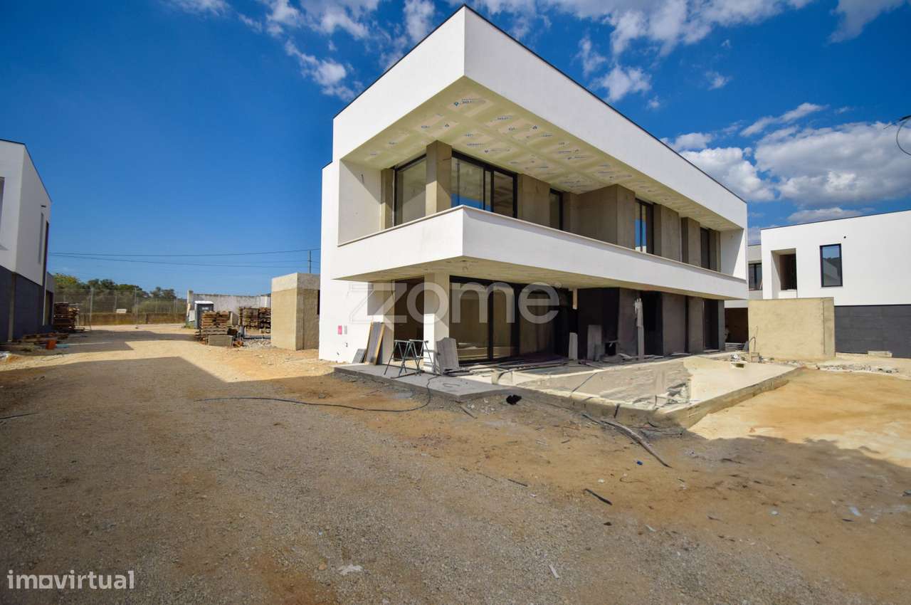 Moradia nova T4 luxo em condomínio privado no Barro em Loures-24