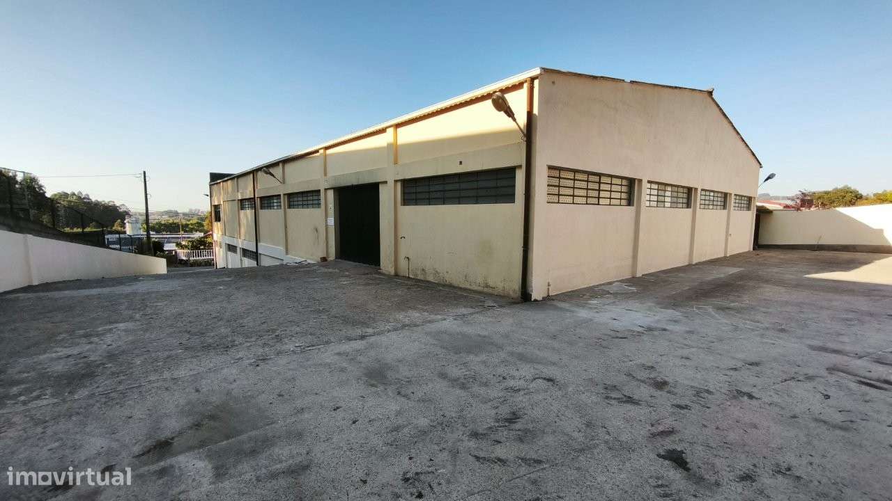 Armazém com 1100m2 área, com logradouro - Serzedo-20