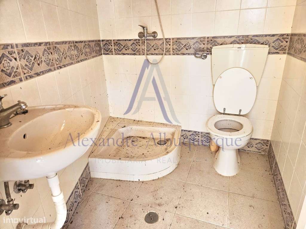 Moradia Isolada com Piscina T3+2-44