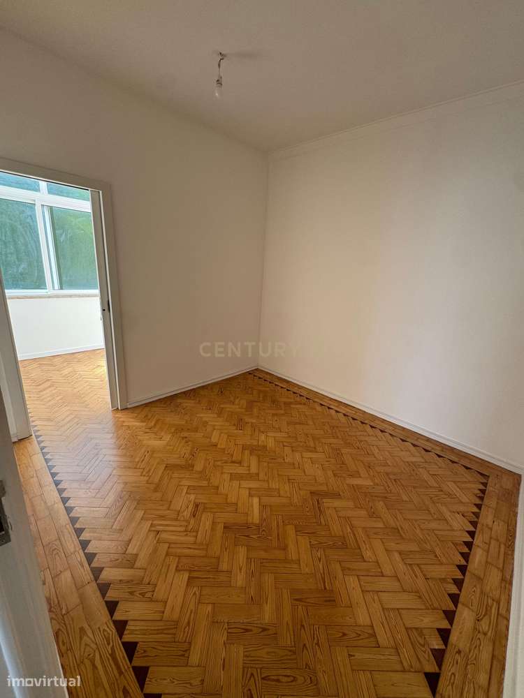 Apartamento T1+1 Renovado em Águas Livres, Amadora-8