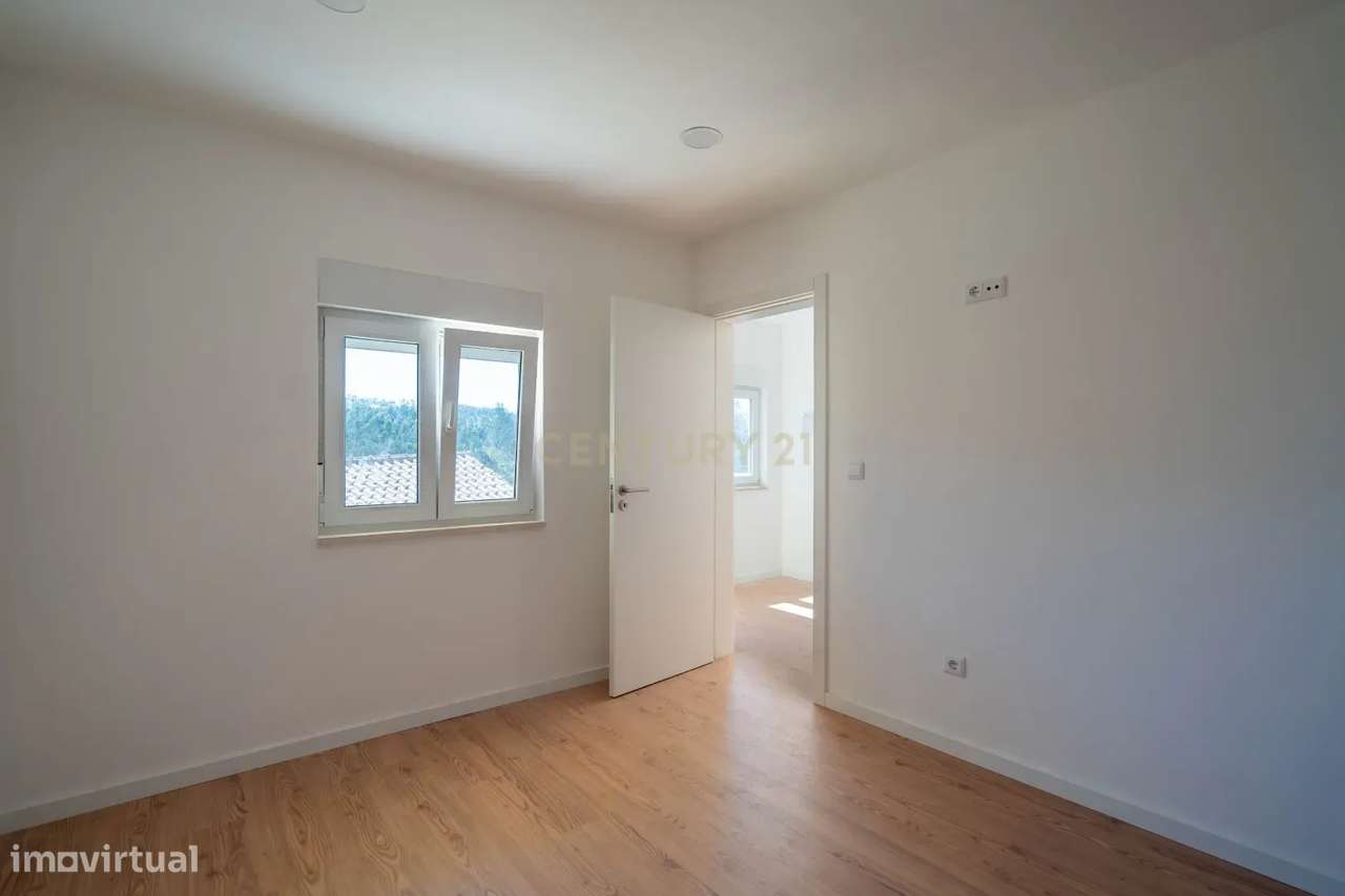 Moradia T3 de dois pisos com terreno totalmente renovada a cinco minut-14